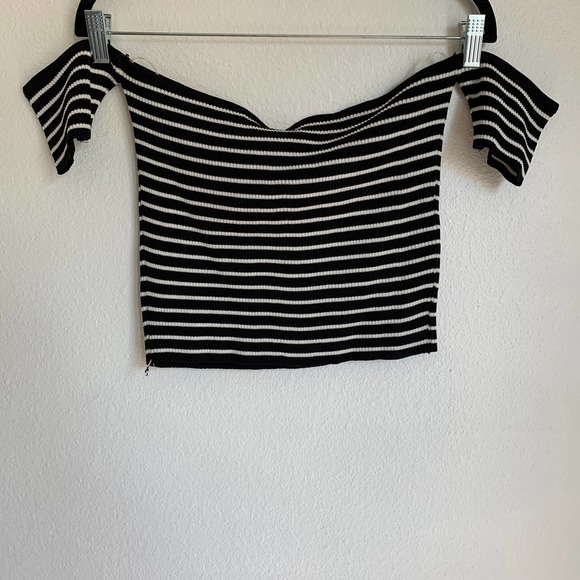 5/$25 NWT Genes Off the Shoulder Striped Crop Top - Picture 4 of 5